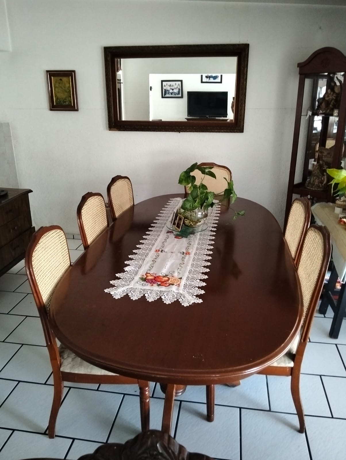 Comedor Cuarzo White en showroom Bejuco Fino